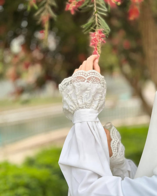 معصم دانتيل أبيض